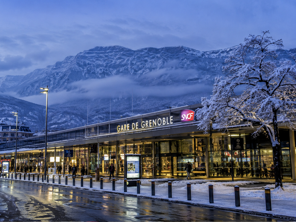 Gare tgv de grenoble transfert station de ski en minivan 7 places et ski